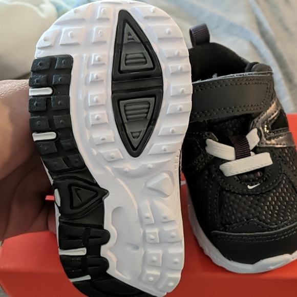 Children Nike shoes - Picture 2 of 3